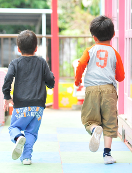 元気に走る2人の男の子